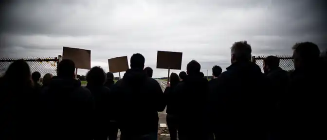 Гнев Саффолка: жители Британии выступили против превращения авиабазы в миграционный центр
