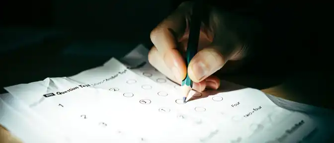 Анализ ошибок выпускников на экзамене ЕГЭ по обществознанию в 2026 году выявил системные проблемы при выполнении заданий