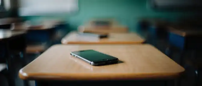 Новые правила использования смартфонов в школах: от запрета на уроках до ответственности родителей
